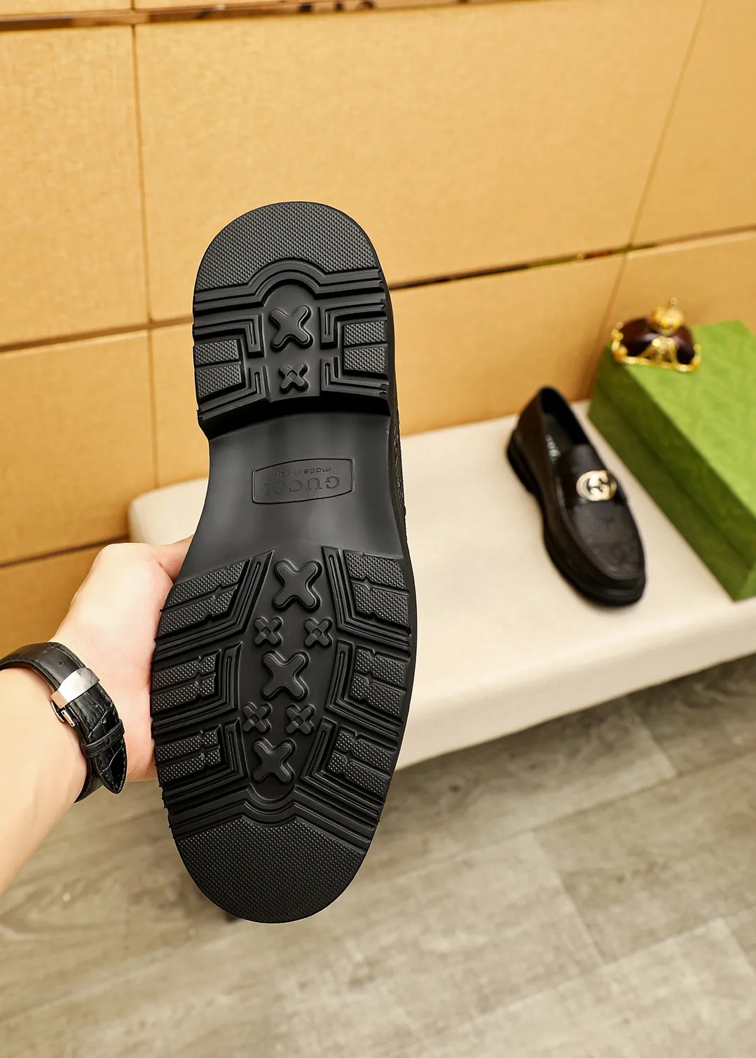 Men's shoes 💰520 💐 Product trademark: GUCCI "Gucci" casual leather shoes Regular size: 38-44 (45.46🉑️customized) Product materials: Selected imported first-layer calfskin embossed upper + classic hardware buckle, imported water-dyed cow leather lining. Strong three-dimensional visual effect, original outsole color: 1⃣️color optional
